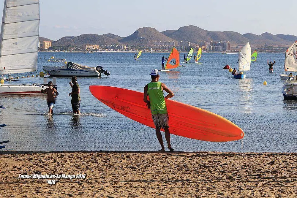 Schüler von Dos Mares Wind beim Üben im Mar Menor