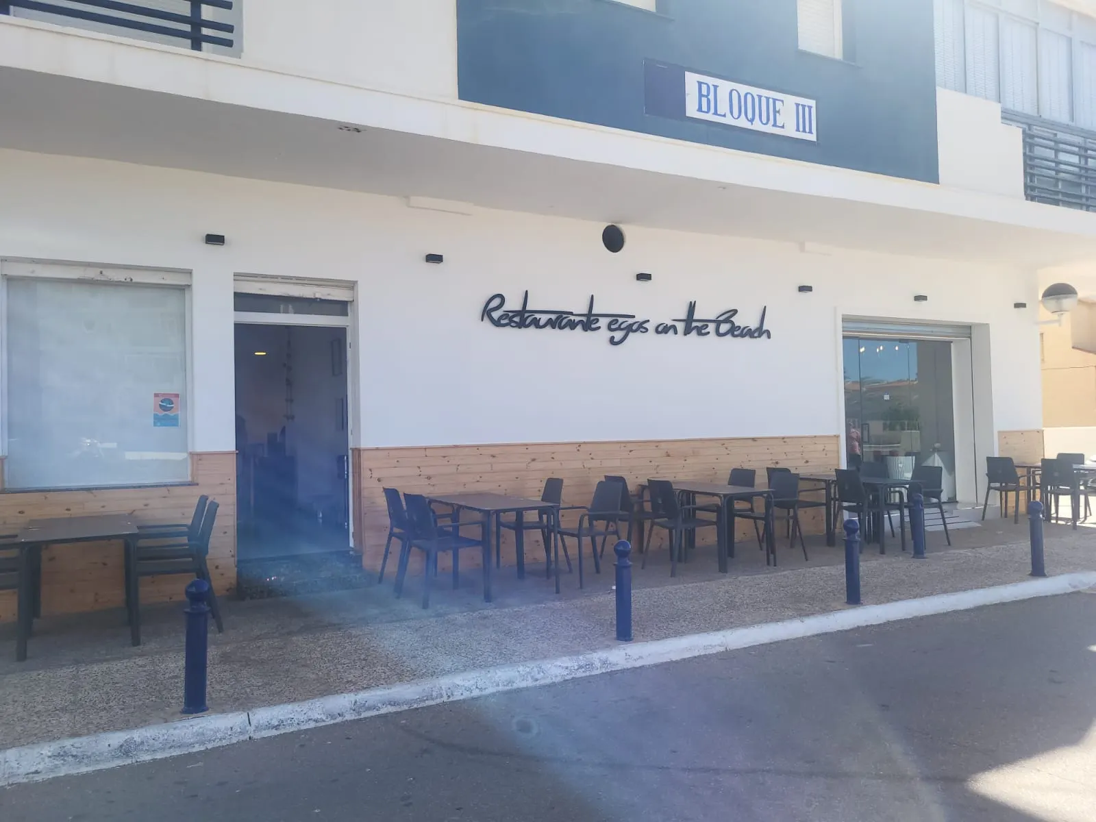 Façade et terrasse d'Egos on the Beach dans le Bloque III