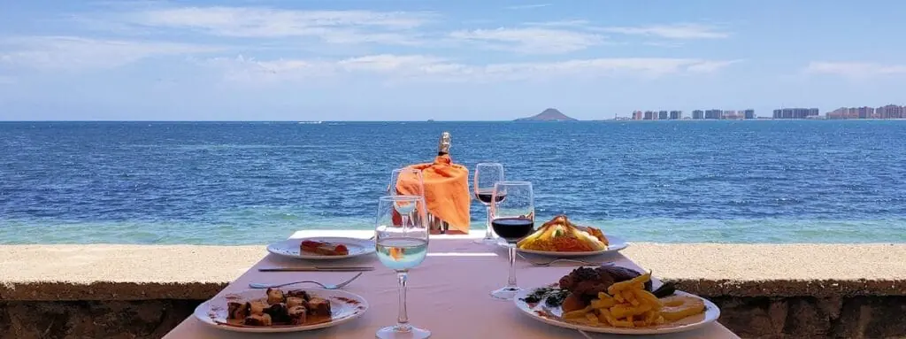 Table at Restaurante El Ancla overlooking Mediterráneo