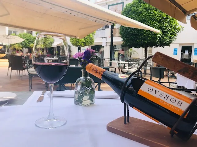 Vin servi sur la terrasse d'El Bistro, Bellaluz