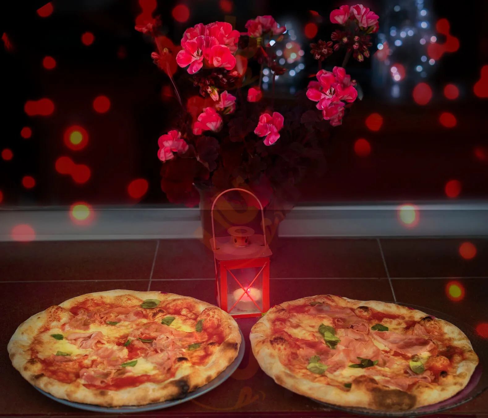 Artisan pizzas with ham and basil at El Capitán
