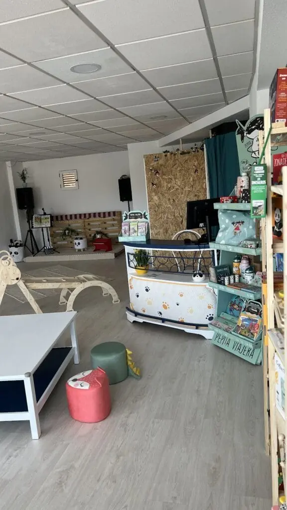 Fassade des Edificio Catamarán, Sitz von El Circo de Hugo in La Manga