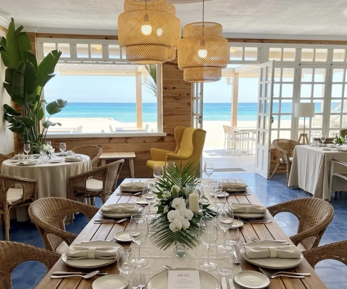 Table dressée au restaurant El Nido de La Manga