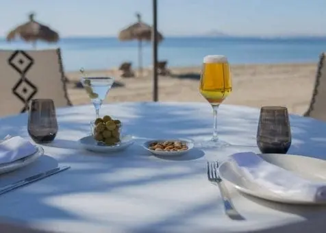 Table au bord de la plage à Escuela de Pieter, La Manga