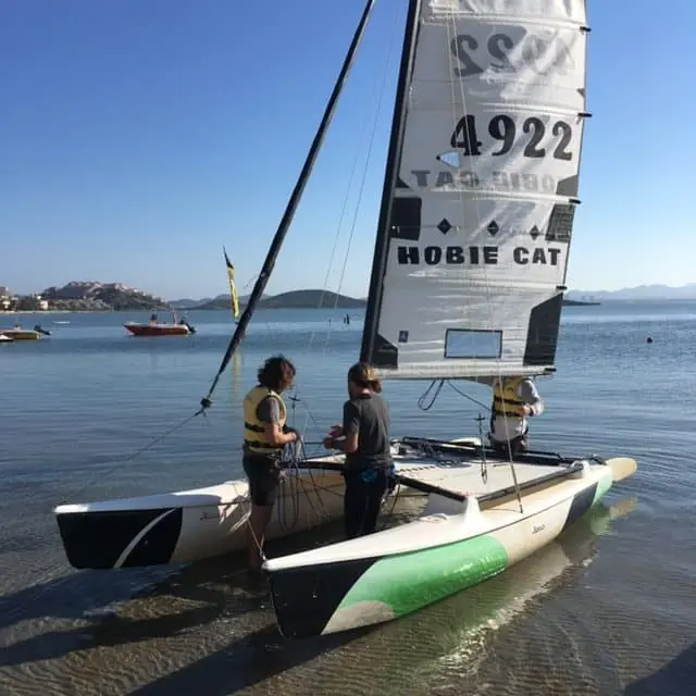 Installations en bord de plage de la Escuela de Vela Sandrina