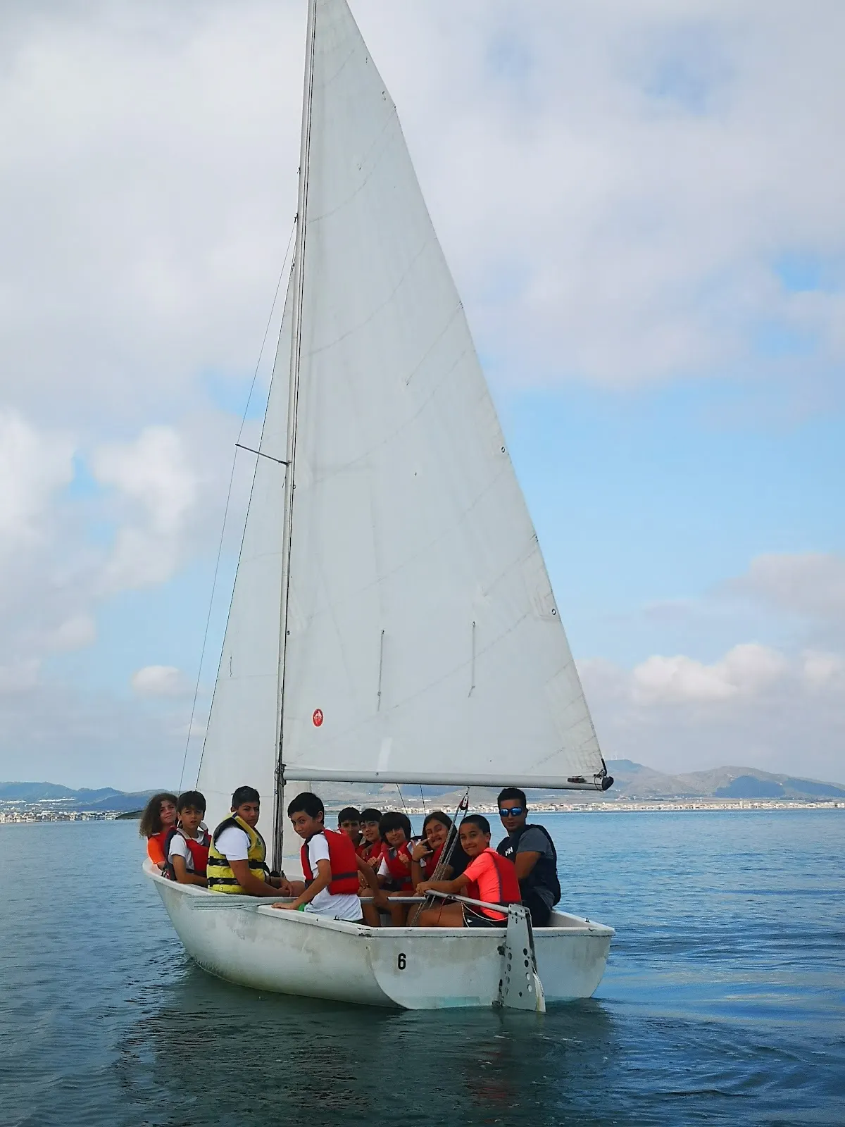 Cours de voile pour enfants à la Escuela de Vela Sandrina, La Manga