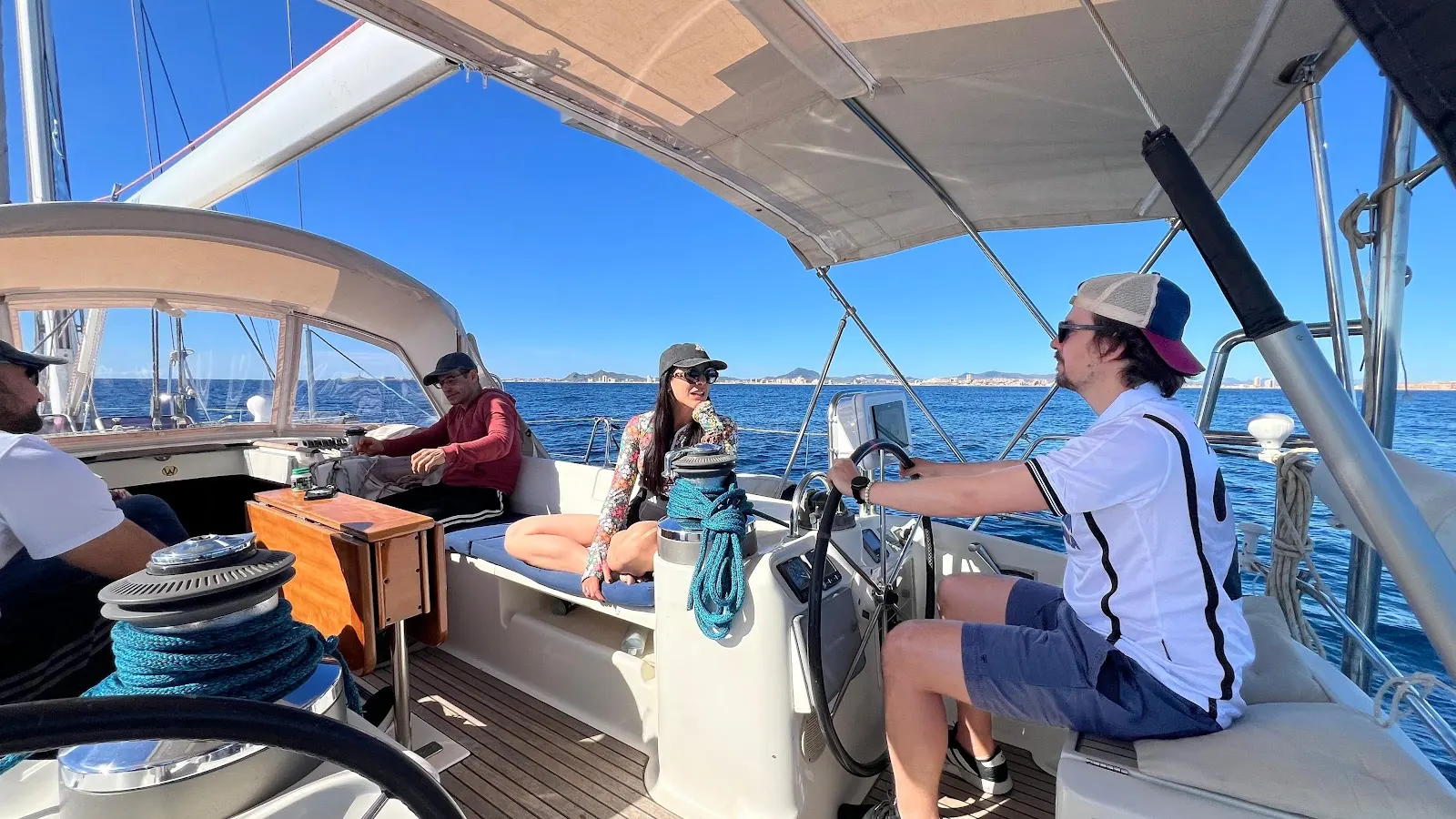 Wayu Charter beim Ablegen im Puerto Deportivo Tomás Maestre
