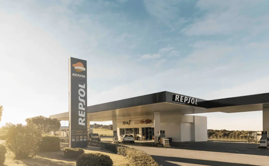 Estación de Servicio Repsol viewed from the entrance, with canopy and shop