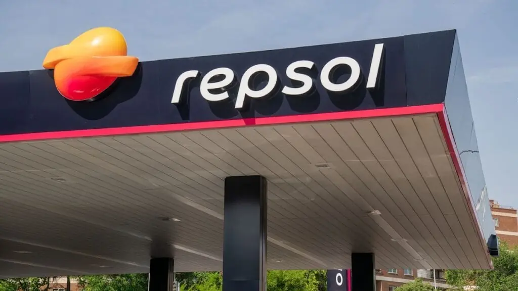 Enseigne Repsol sur l'auvent de la station-service, Cabo de Palos