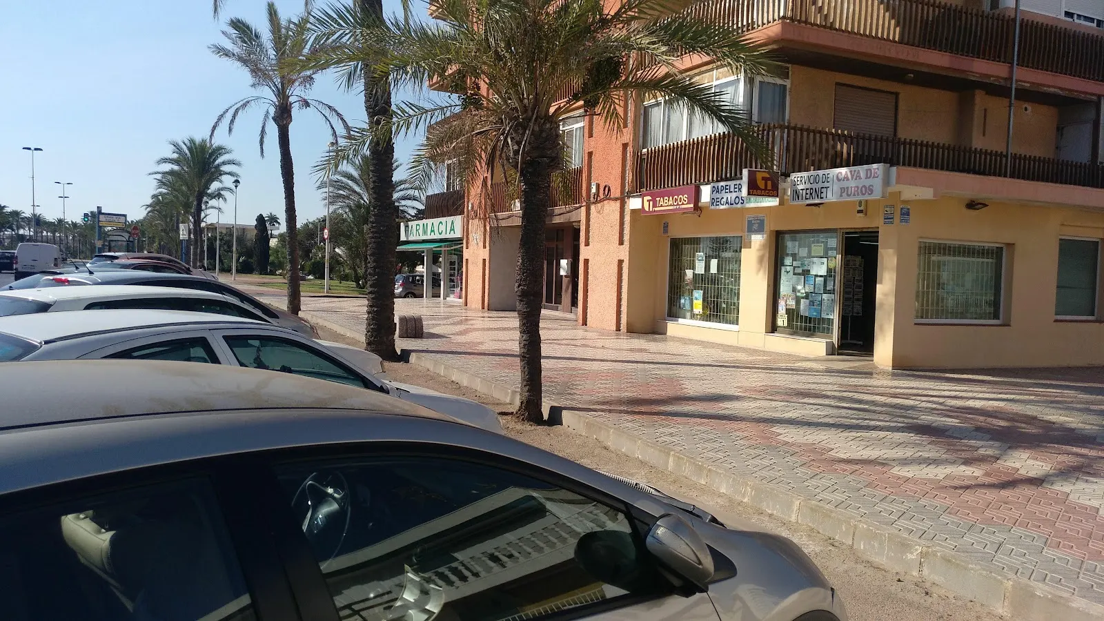 Fassade von Estanco La Manga 1 Entremares mit den Schildern für Tabak, Schreibwaren und Zigarrenklimaraum