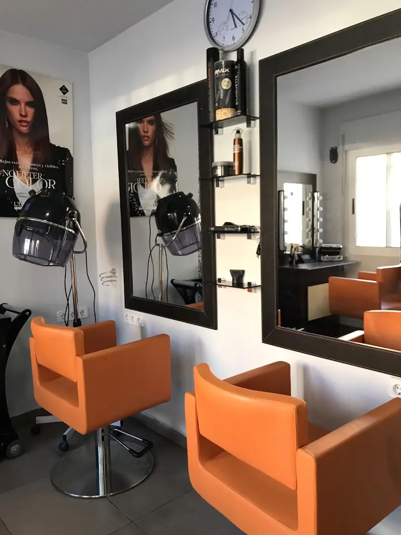 Friseurstuhl und Spiegel bei Body Diamond, Los Belones