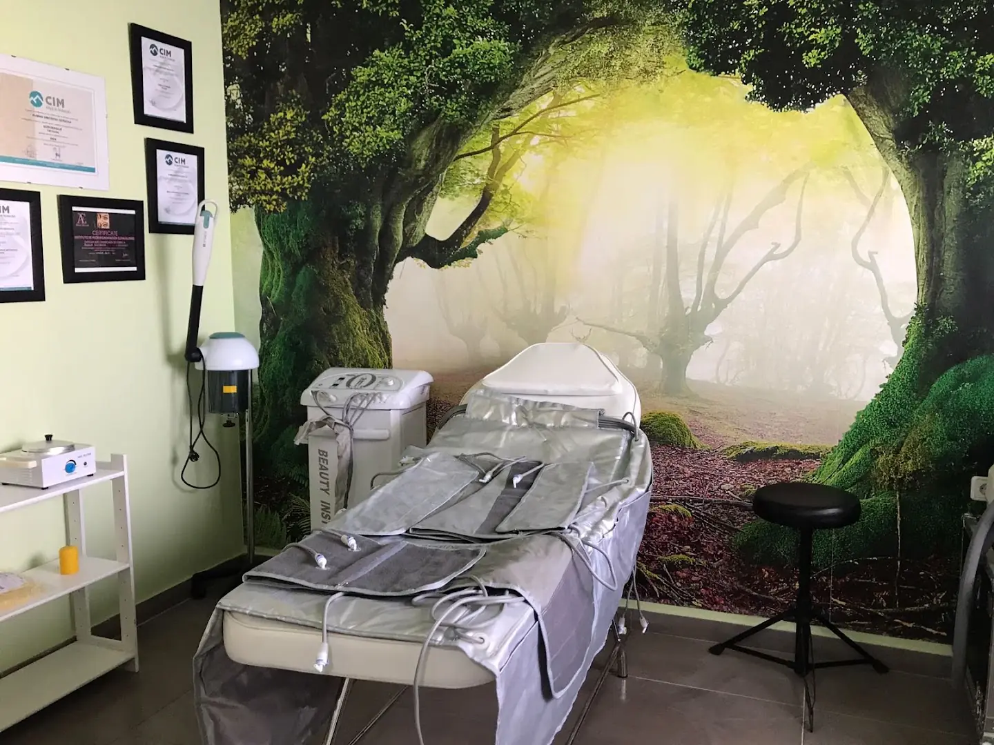Pressotherapieraum mit Waldwandbild bei Body Diamond