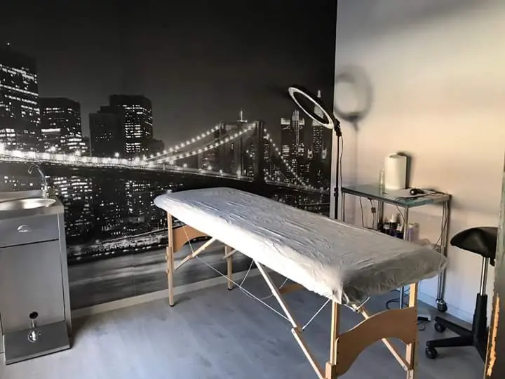 Massageliege mit urbanem Wandbild bei Body Diamond