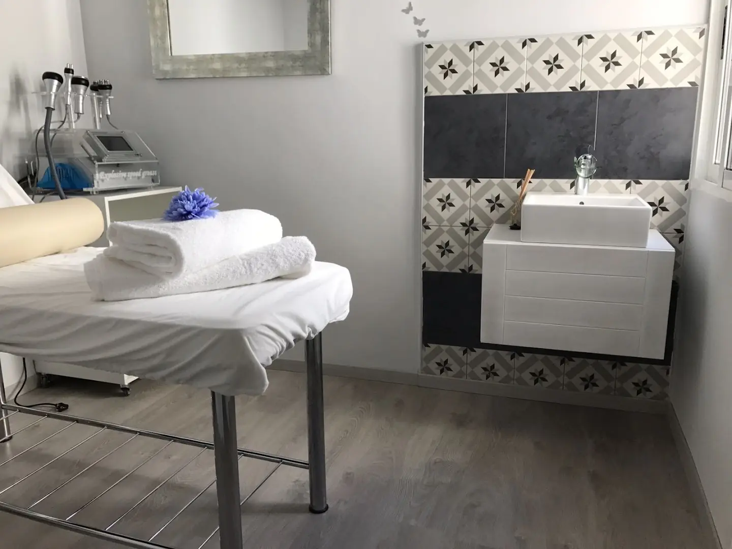 Behandlungsraum mit Liege und Waschbecken bei Body Diamond