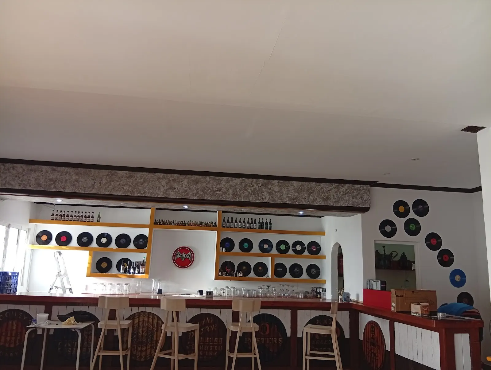 Theke des F-14, dekoriert mit Vinylplatten und Spirituosenregalen