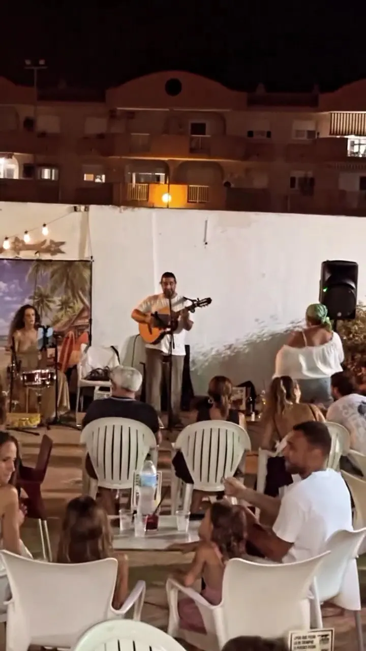 Livemusik auf der Terrasse des F-14 mit sitzendem Publikum