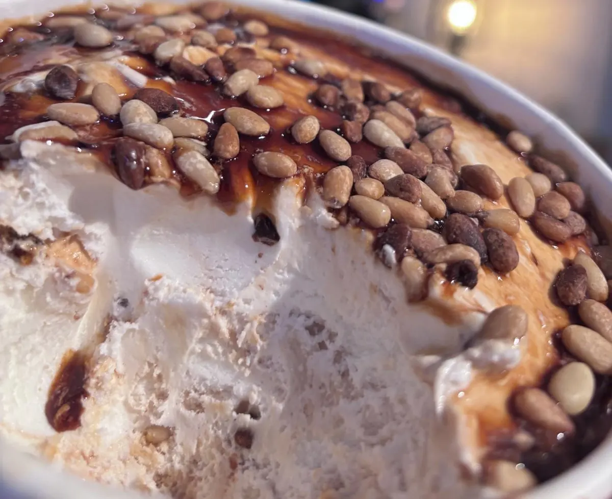 Detail eines Eisbechers mit karamellisierten Pinienkernen bei Fábrica de Helado Artesano Verdú