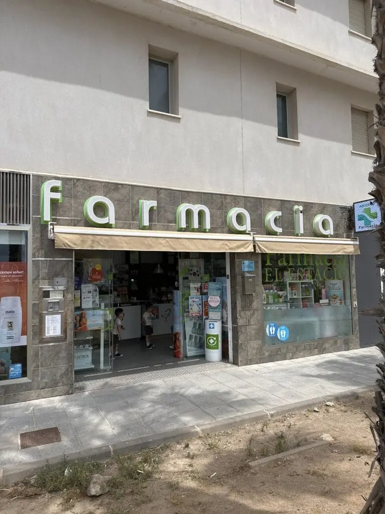 Fassade von Farmacia El Estacio Carlos Ayuso in La Manga