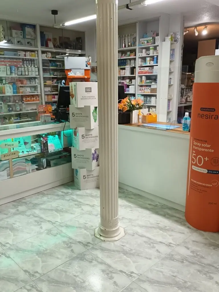 Theken- und Regalbereich der Farmacia Nuevo Puerto Bello