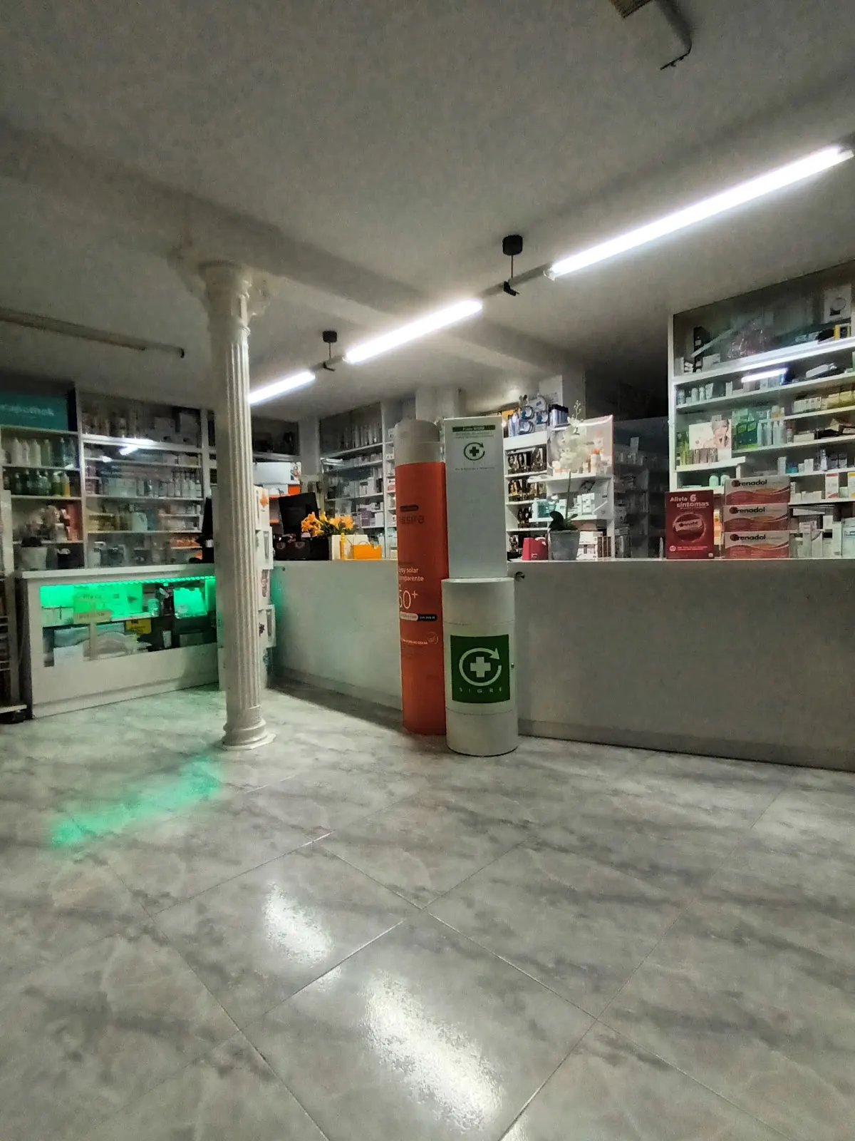 Innenraum der Farmacia Nuevo Puerto Bello mit klassischer Säule und Aufstellern