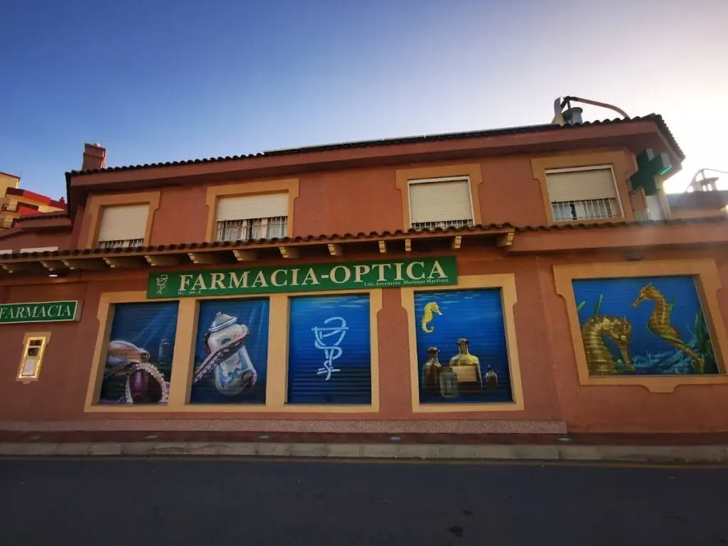 Gesamtansicht der dekorierten Fassade von Farmacia Óptica Eurovosa