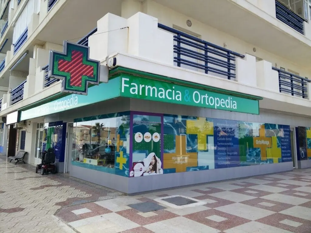 Fassade der Farmacia-Ortopedia Manga Beach, Block I des Residencial Beach