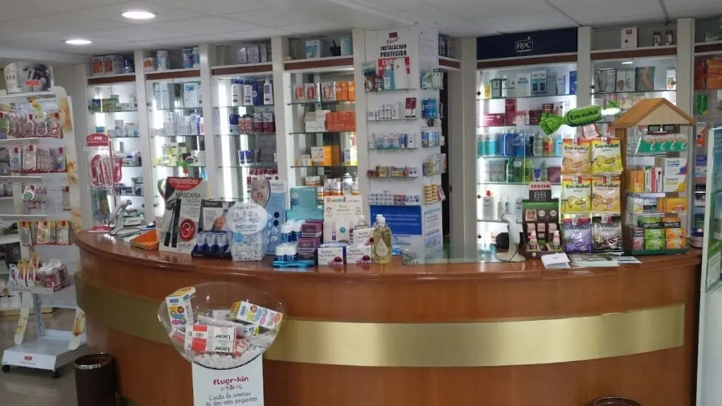 Theke im Inneren von Farmacia Plaza Bohemia