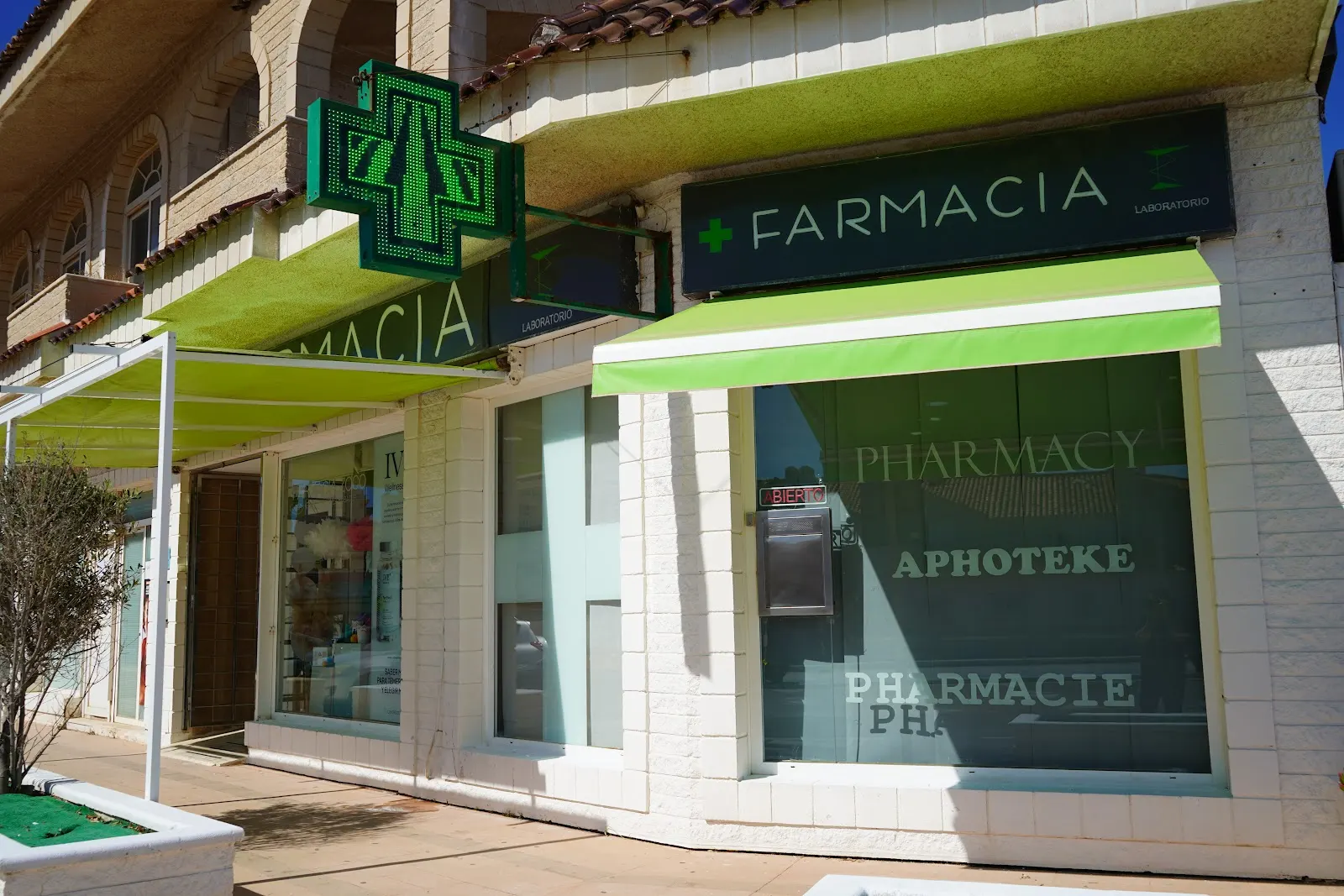 Theke von Farmacia Zoco La Manga