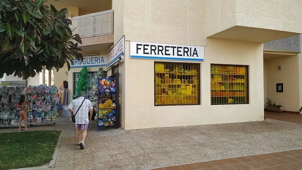 Innenansicht von Ferretería El Pedrucho mit Werkzeug und Haushaltswaren