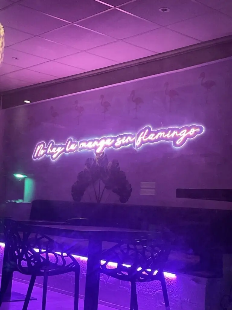 Neonschild 'No hay La Manga sin Flamingo' im Inneren von Flamingo Beach