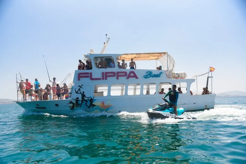 Gruppe an Bord von Flippaboat mit einem Jetski neben dem Boot, La Manga del Mar Menor