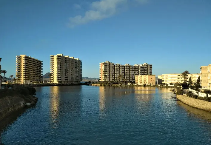 Kanal der Gola de Marchamalo zwischen Apartmenttürmen