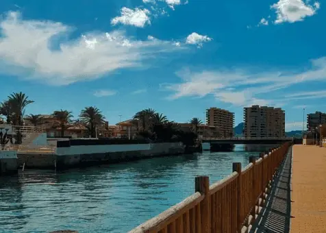 Holzpromenade am Kanal der Gola de Marchamalo