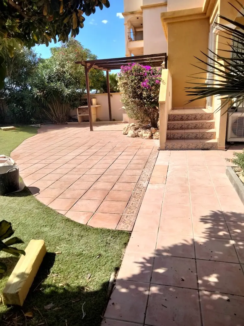 Garten mit Rasen und Terrasse, gepflegt von Manga Clean