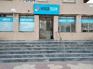 Eingang und Schaufenster des Büros von Manga Clean