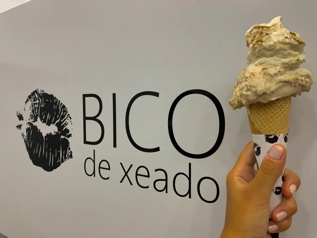 Cornet de glace artisanale de Bico de Xeado tenu devant le logo
