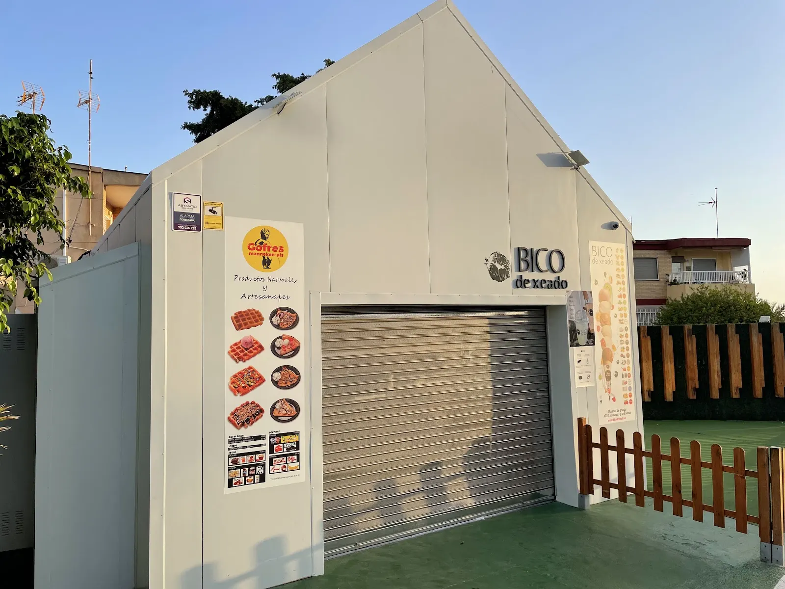 Entrée de Heladería Bico de Xeado au coucher du soleil, à côté d'un terrain de sport