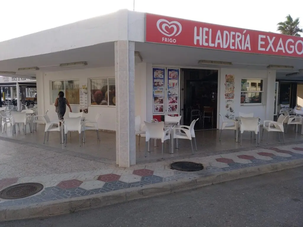 Façade de la Heladería Exágono avec l'enseigne rouge Frigo