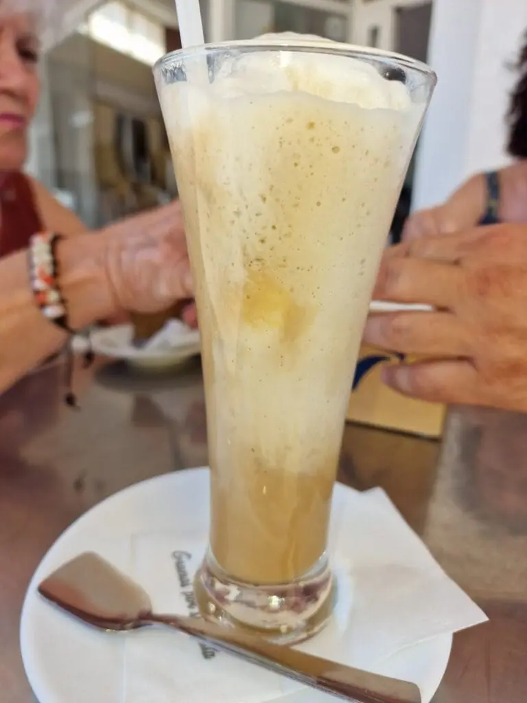 Granité servi en terrasse de la Heladería Exágono