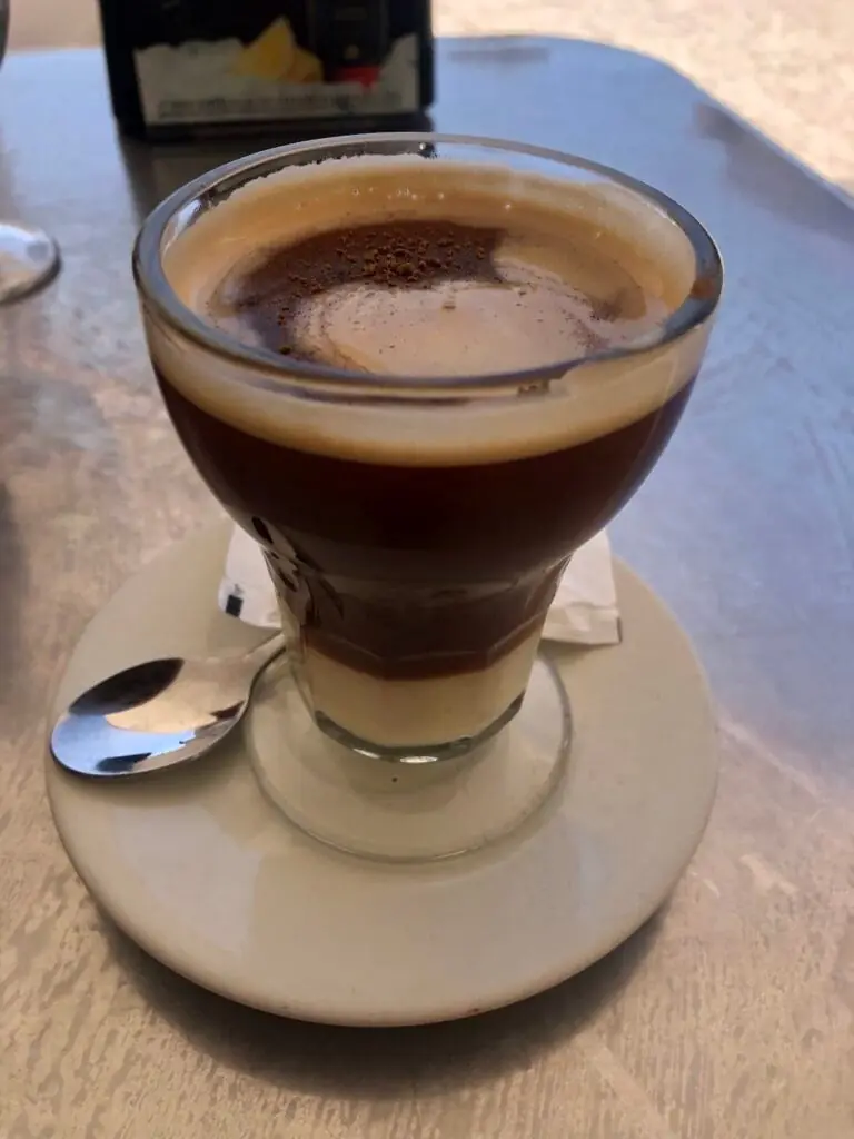Café servi en terrasse de la Heladería Exágono