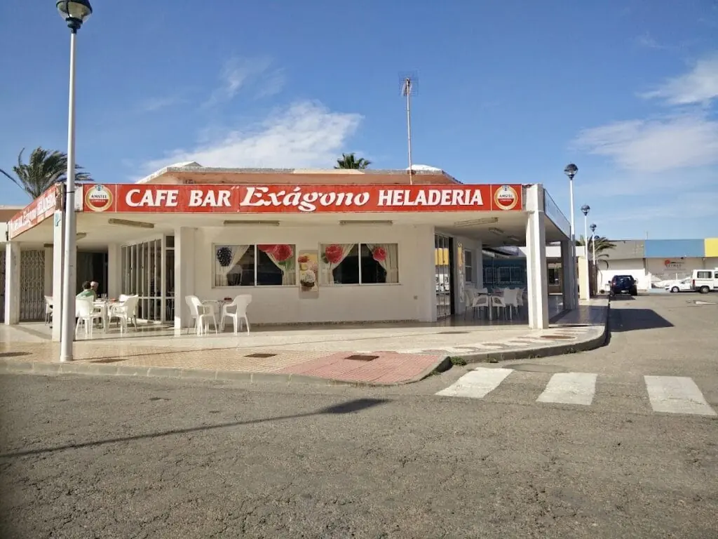 Façade du Café Bar Exágono Heladería, avec sa terrasse