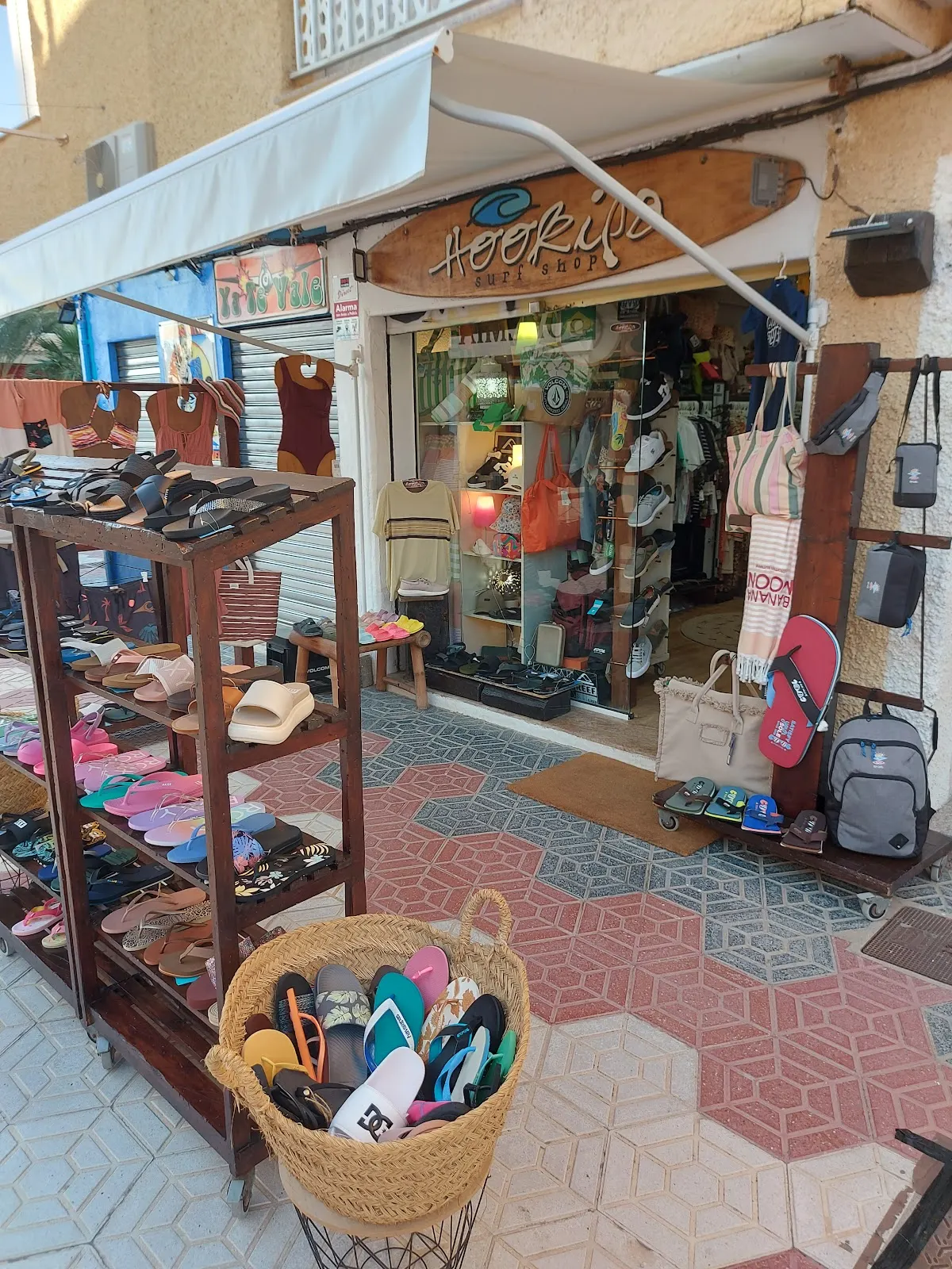 Ausgestellte Surfbekleidung bei Hookipa