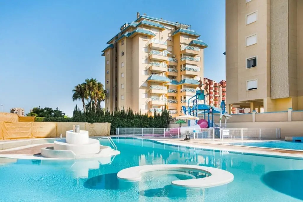 Kinderbecken mit Rutschen im Wasserpark des Hotel Bakour La Manga Splash