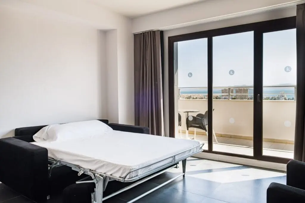 Zimmer mit Schlafsofa und Balkon mit Meerblick im Hotel Bakour La Manga Splash