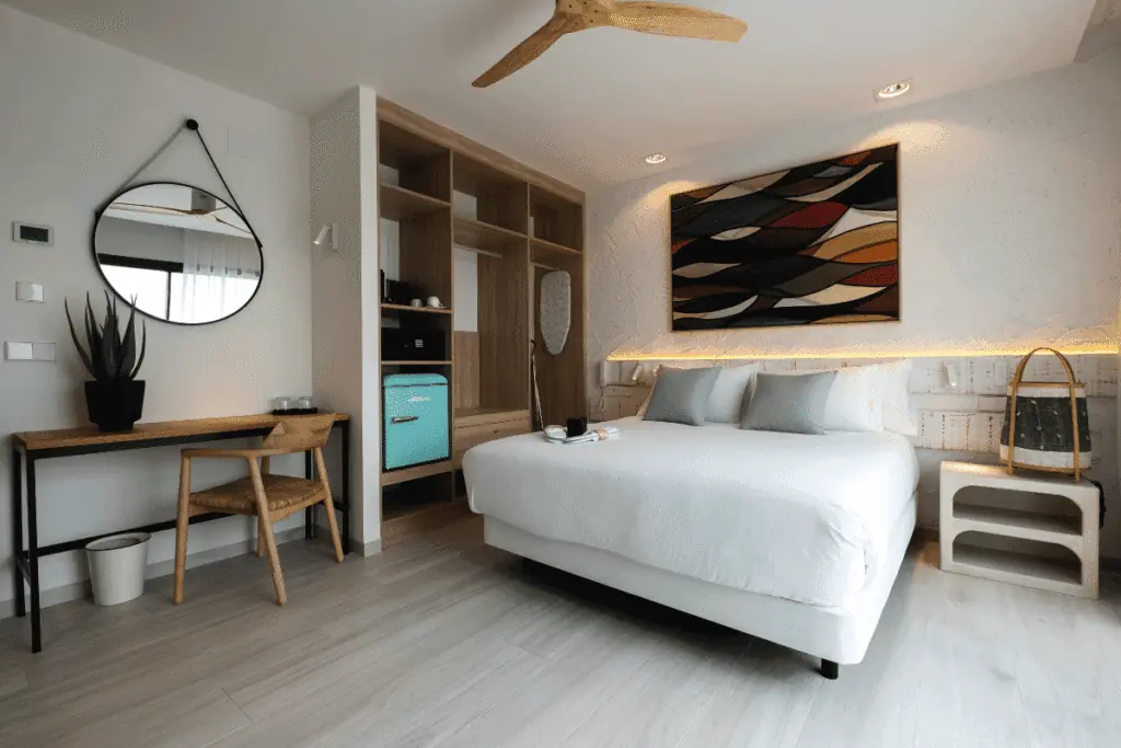 Zimmer im Hotel Cetina Cabo de Palos mit Doppelbett und Ankleidebereich