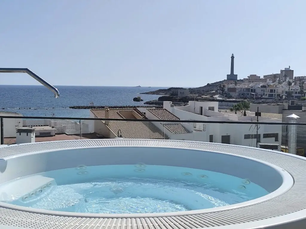 Whirlpool auf der Dachterrasse des Hotel Cetina mit Blick auf den Leuchtturm von Cabo de Palos