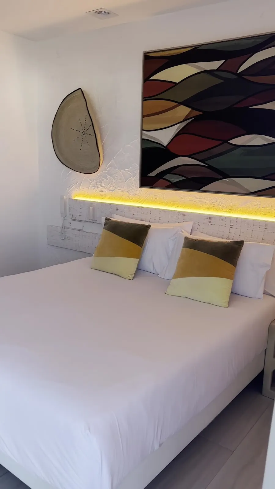 Detail des verzierten Kopfteils in einem Zimmer des Hotel Cetina Cabo de Palos