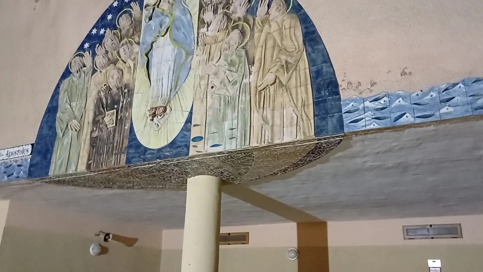 Mosaïque au-dessus du porche d'entrée de l'église paroissiale