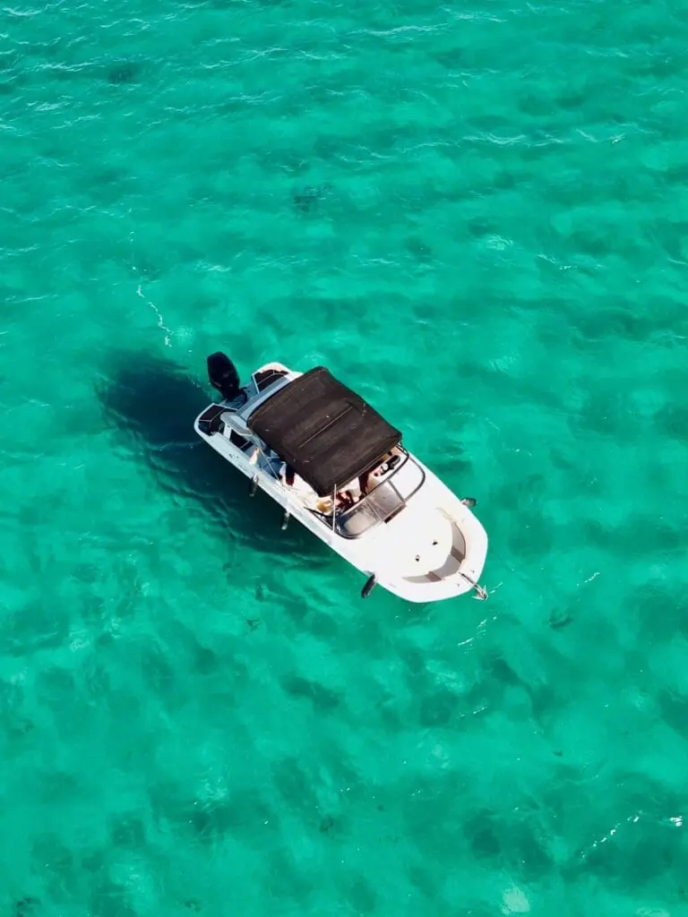 Vue aérienne d'un bateau d'Infinity Charter au mouillage avec des passagers à bord