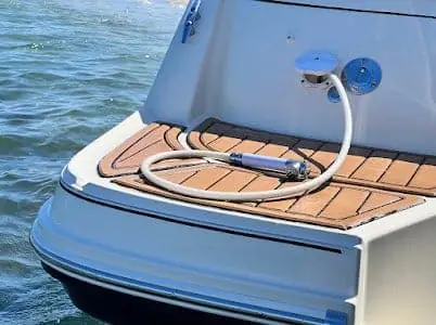 Poupe d'un bateau d'Infinity Charter avec douche d'eau douce